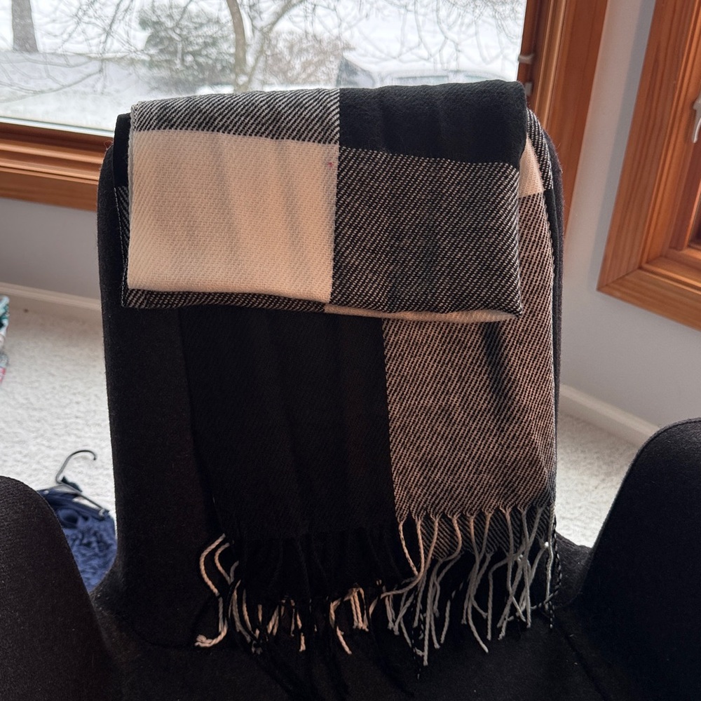 Amazon Black and White Plaid Scarf - Picture 6 of 8